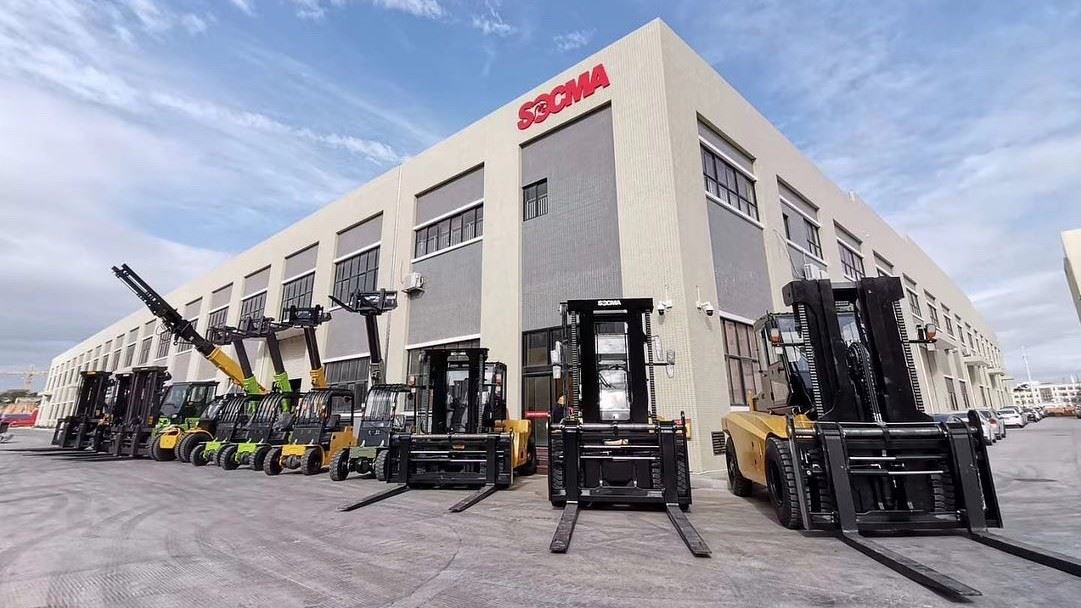 SOCMA 32T Forklift Handling Heavy Containers