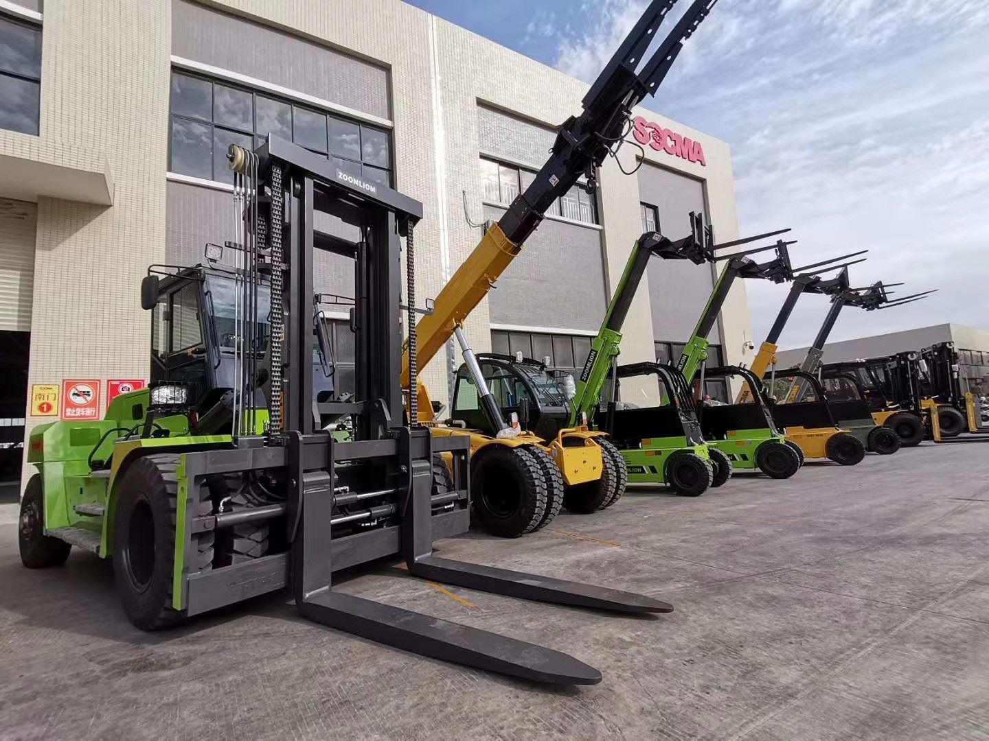 SOCMA 32T Forklift Handling Heavy Containers