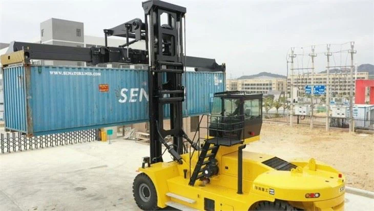 45 Ton Forklift With Stacker Handling Container