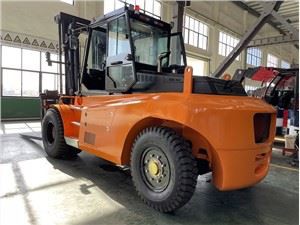 16 TON viljuškara, kompaktne boje, narandžasta