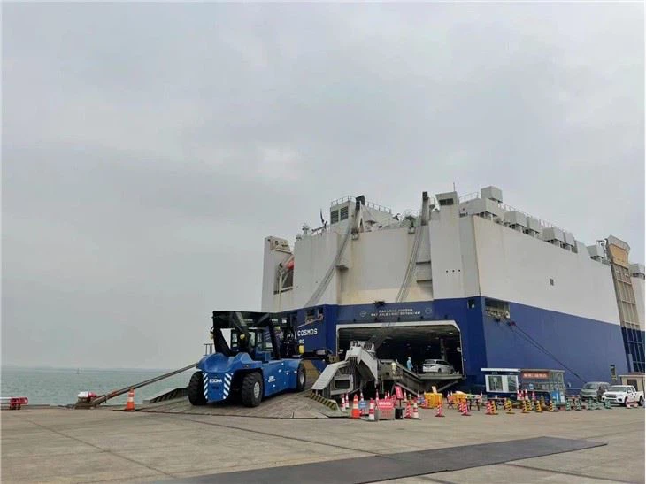 SOCMA Electric 45T Reach Stacker For Container Low Carbon Port Equipment